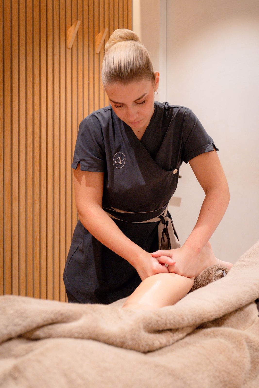 Deep tissue massage to a guest at Amilda Boutique in De Plesman Hotel in The Hague